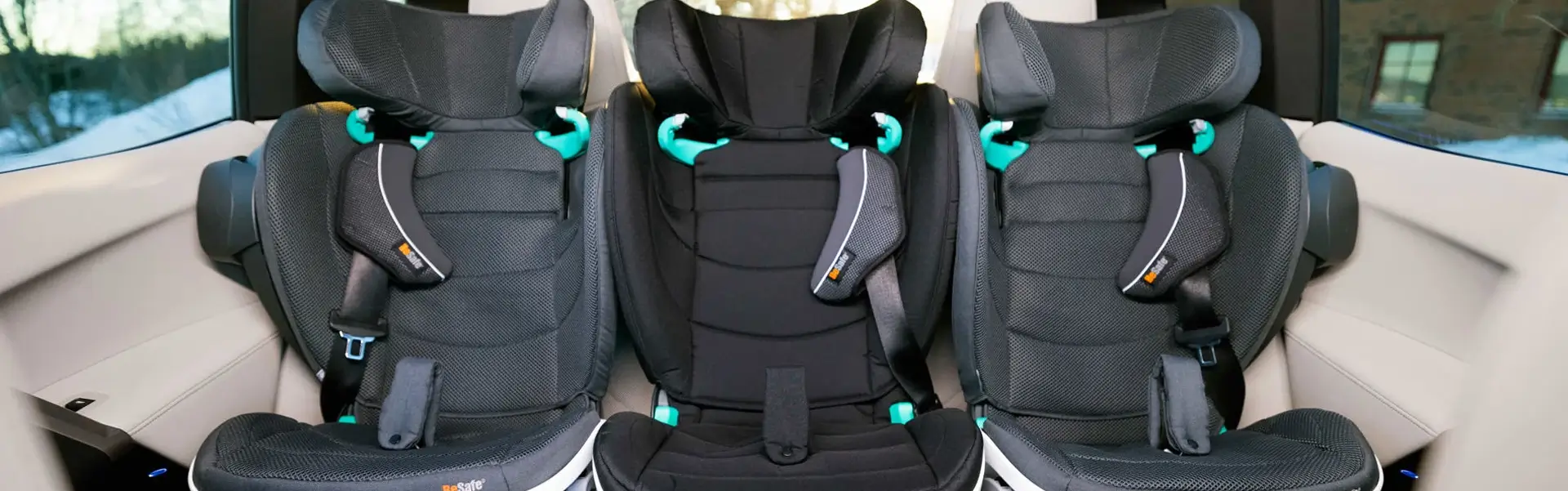Drei schwarze BeSafe Flex FIX 2-Kindersitze werden sicher auf dem Rücksitz eines Fahrzeugs installiert.