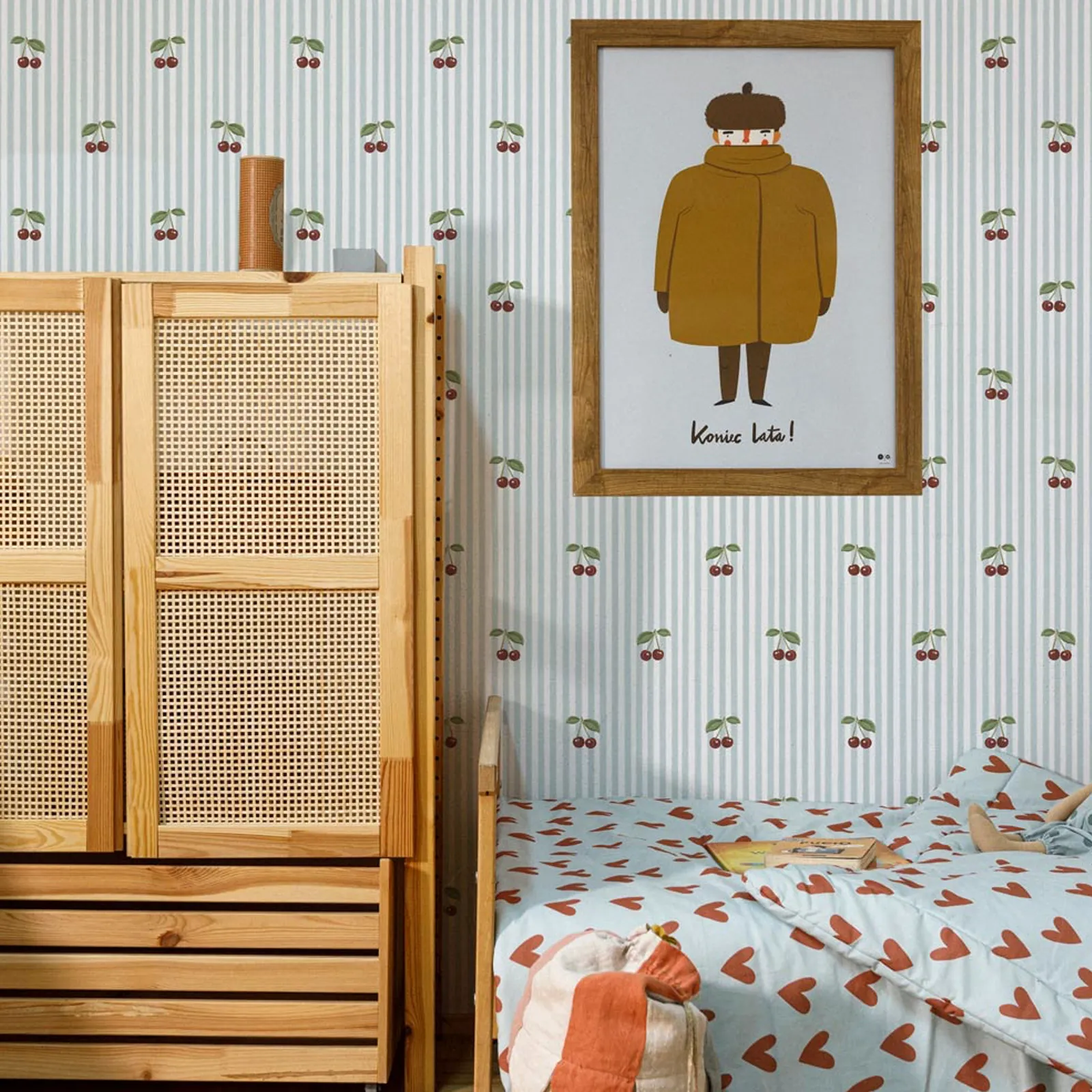 Dekornik Kinderzimmer Tapete Little Cherries on Blue Stripes – Bild 2