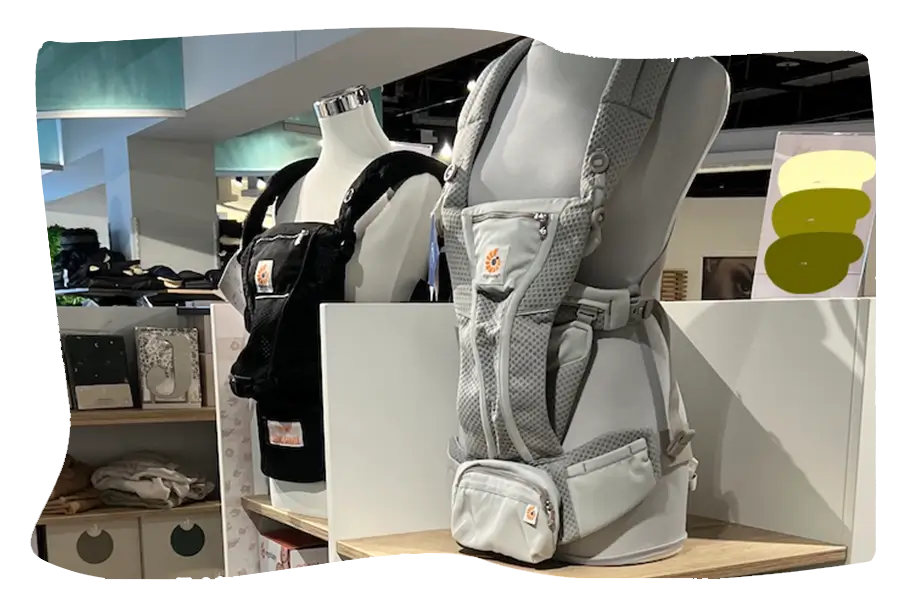 Präsentation grauer und schwarzer ergonomischer Babytragen Präsentation grauer und schwarzer ergonomischer Babytragen