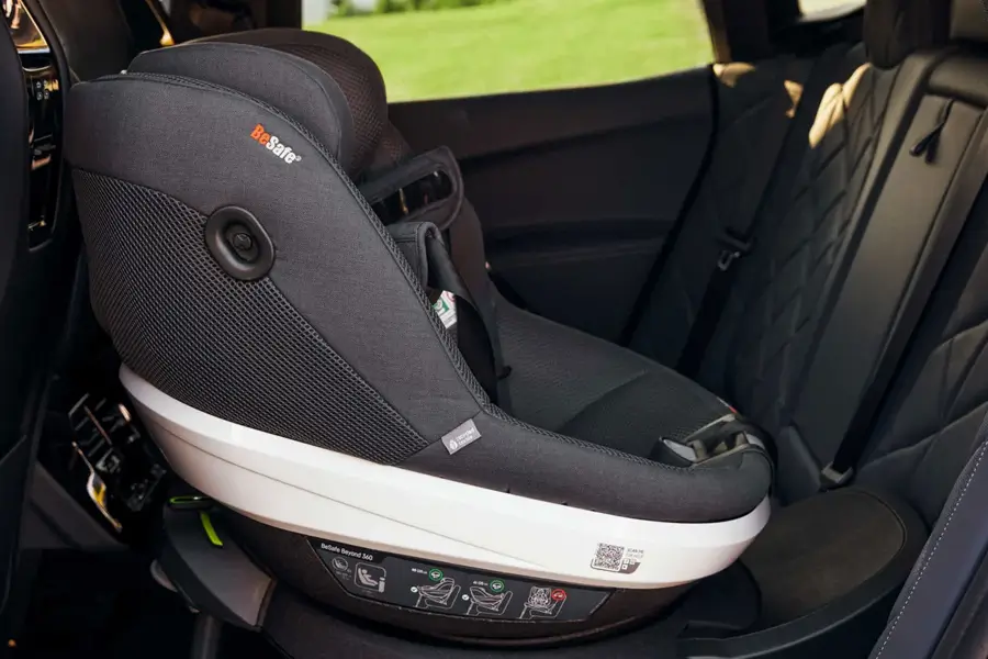 Der BeSafe Beyond, ein rückwärtsgerichteter Kinderautositz mit strukturiertem schwarz-grauem Stoff. Als ADAC Testsieger garantiert er Ihrem Kleinen auf jeder Fahrt höchste Sicherheit.