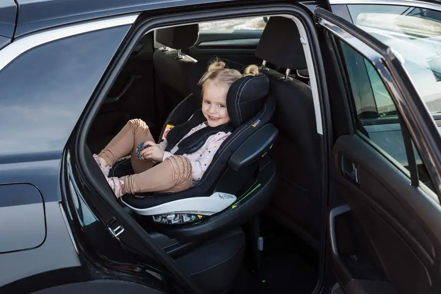 Ein Kind während es bequem auf dem Rücksitz des Autos im sicher positionierten BeSafe iZi Modular A X1 i-Size sitzt. Ein Kind während es bequem auf dem Rücksitz des Autos im sicher positionierten BeSafe iZi Modular A X1 i-Size sitzt.