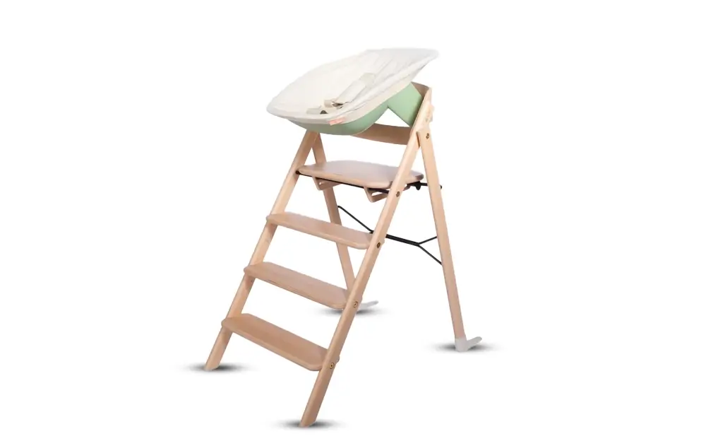 Ein schöner Hochstuhl aus Holz vor weißem Hintergrund Ein schöner Hochstuhl aus Holz vor weißem Hintergrund