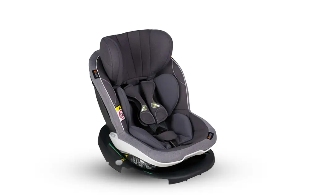 Ein Kinderautositz vor weißem Hintergrund Ein Kinderautositz vor weißem Hintergrund