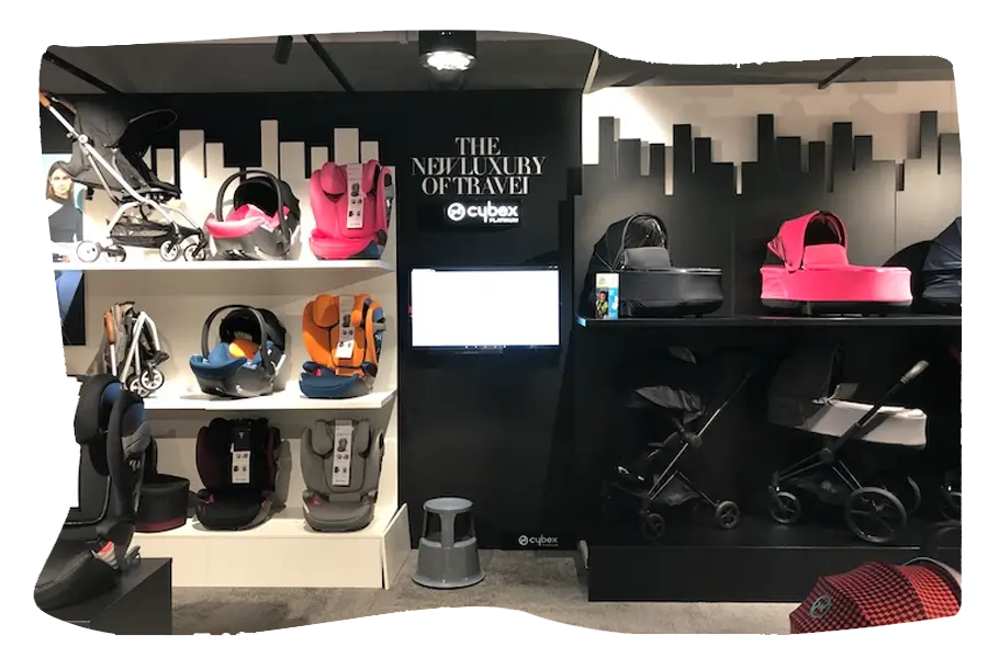 Ladendisplay mit verschiedenen Autositzen im Babygeschäft Schwarzwaldkind Binzen Ladendisplay mit verschiedenen Autositzen im Babygeschäft Schwarzwaldkind Binzen