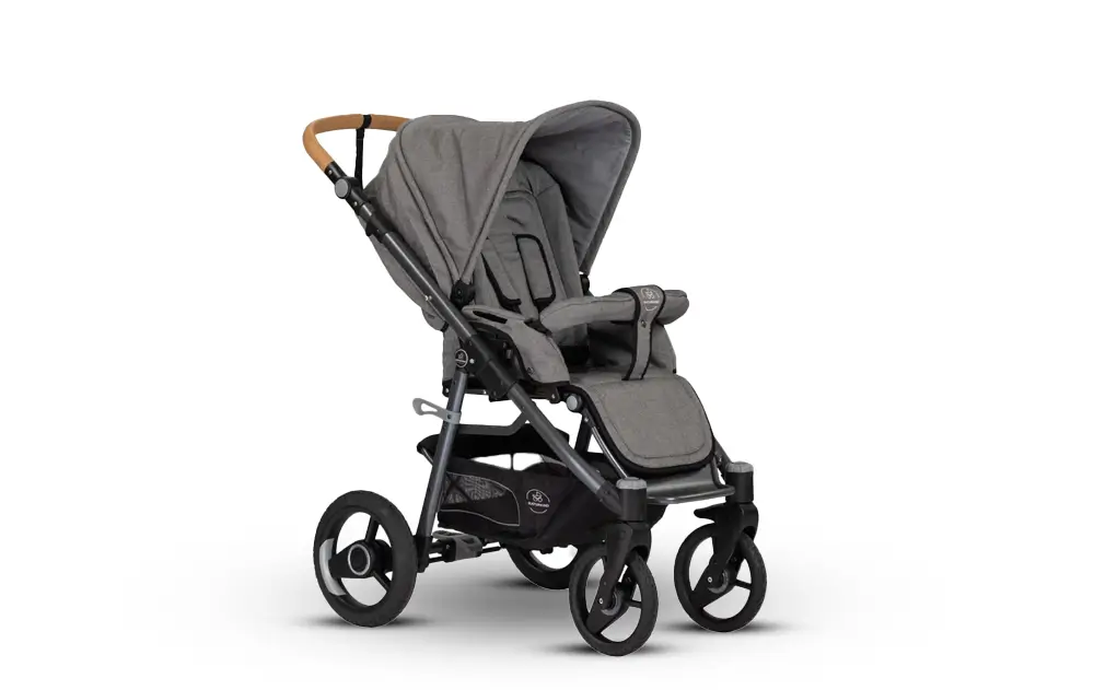 Kinderwagen vor einem weißen Hintergrund Kinderwagen vor einem weißen Hintergrund