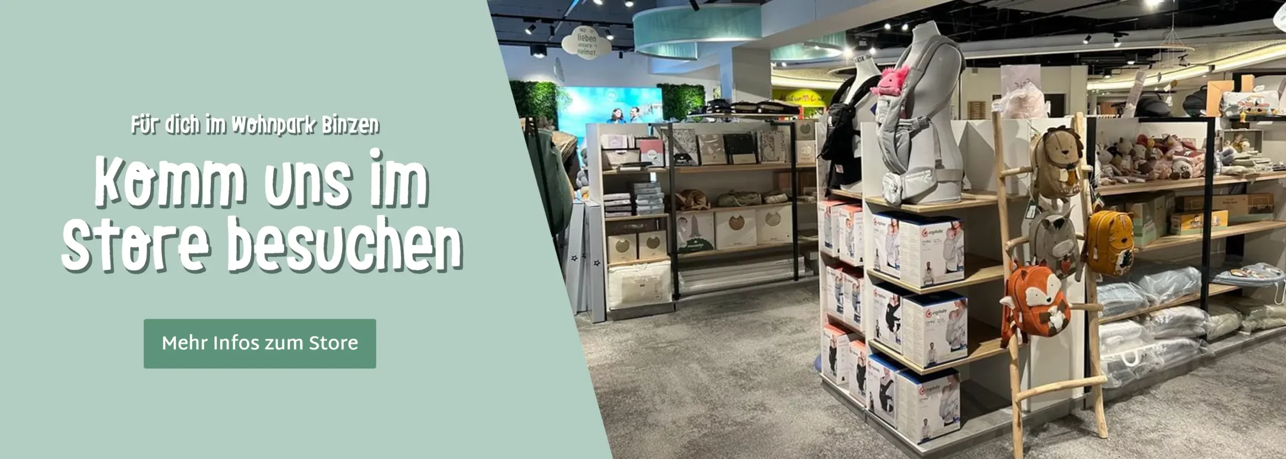 Ladeneinrichtung mit Babyartikeln. Ein Schild auf der linken Seite lädt in deutscher Sprache zum Besuch des Ladens ein. Ladeneinrichtung mit Babyartikeln. Ein Schild auf der linken Seite lädt in deutscher Sprache zum Besuch des Ladens ein.