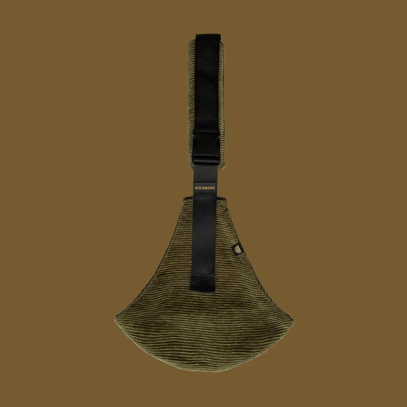 Die Wildride Trage aus Cordstoff in der Farbe Olivgrün mit einem eleganten, verstellbaren schwarzen Riemen