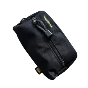 Die Wildride Slide On Bag ist ein Stoffbeutel mit Reißverschluss und der Aufschrift „WILD RIDE“ auf der Oberseite, ideal für Abenteurer.