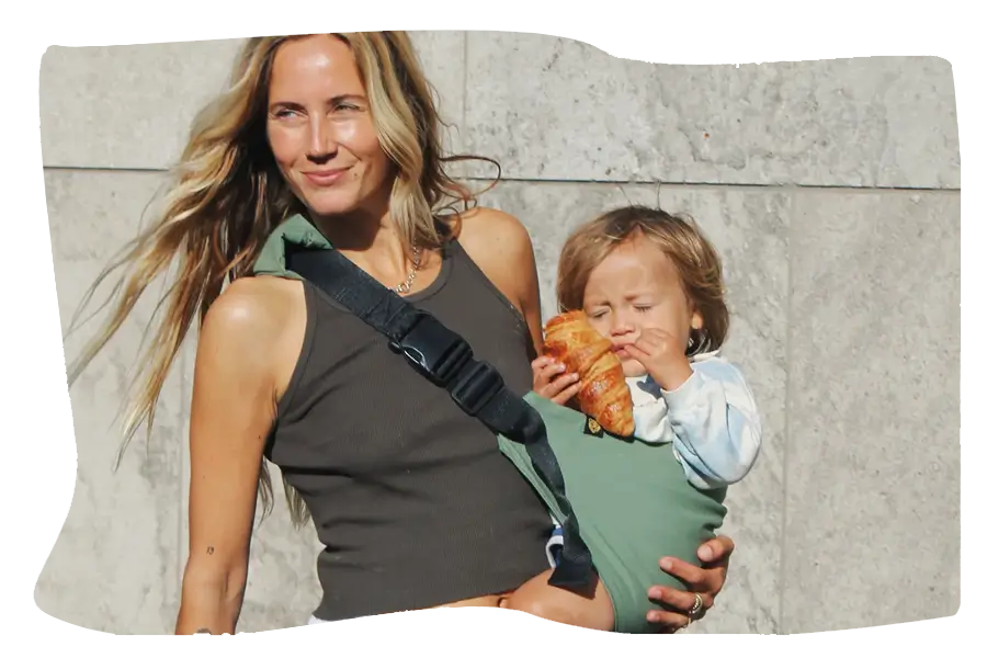 Die Wildride Trage in Grün im Einsatz