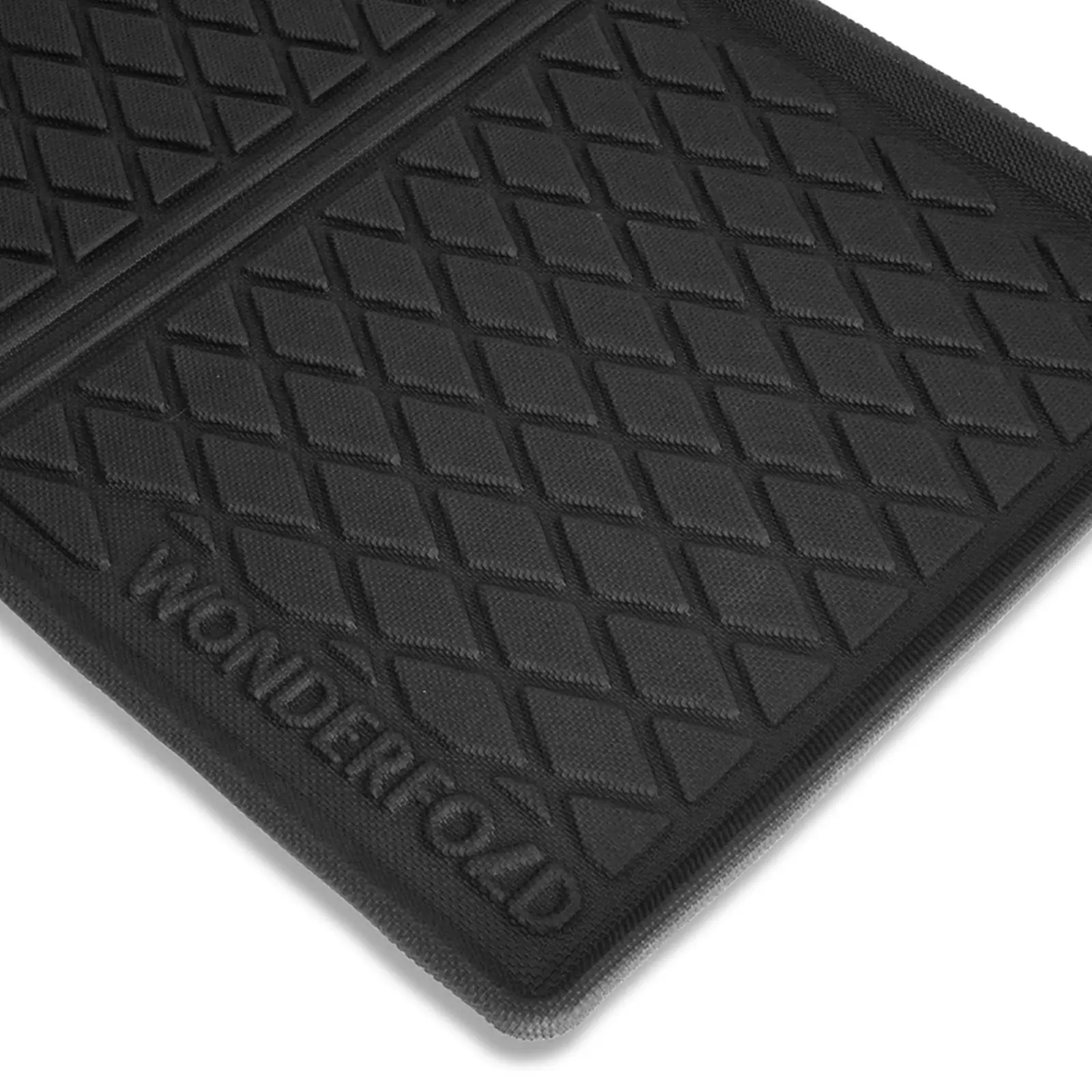 Die Wonderfold Allwetter-Fußmatte, eine schwarze Bodenmatte mit Rautenmuster und der Prägung „WONDERFOLD“ in der Ecke.