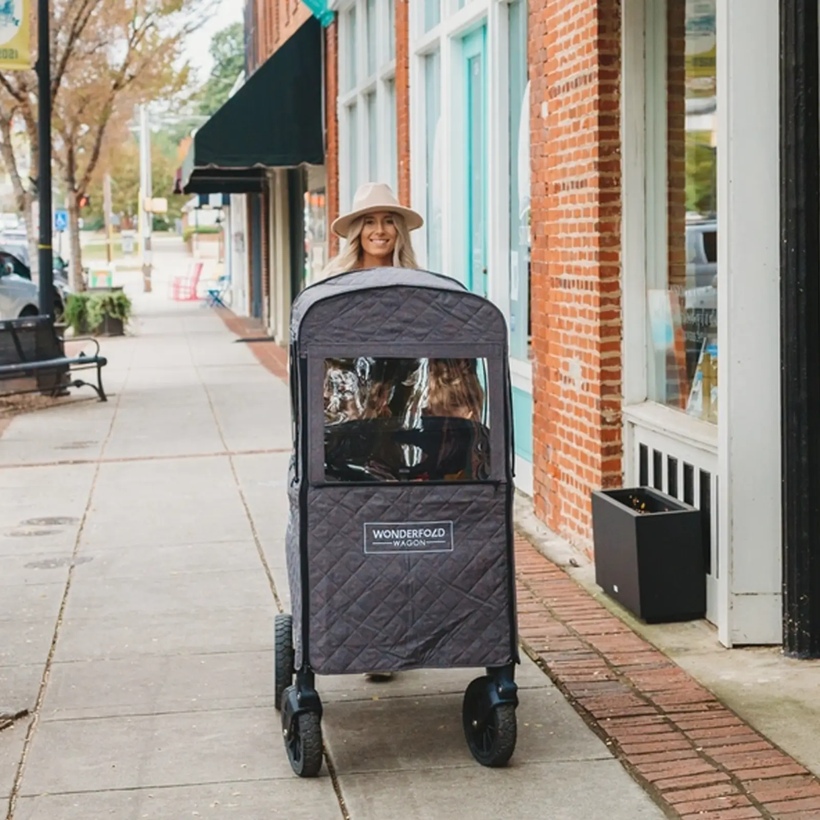 Bollerwagen, der mit der warmen Abdeckung „Wonderfold Cold Weather Shield“ für W2 2.0 ausgestattet ist