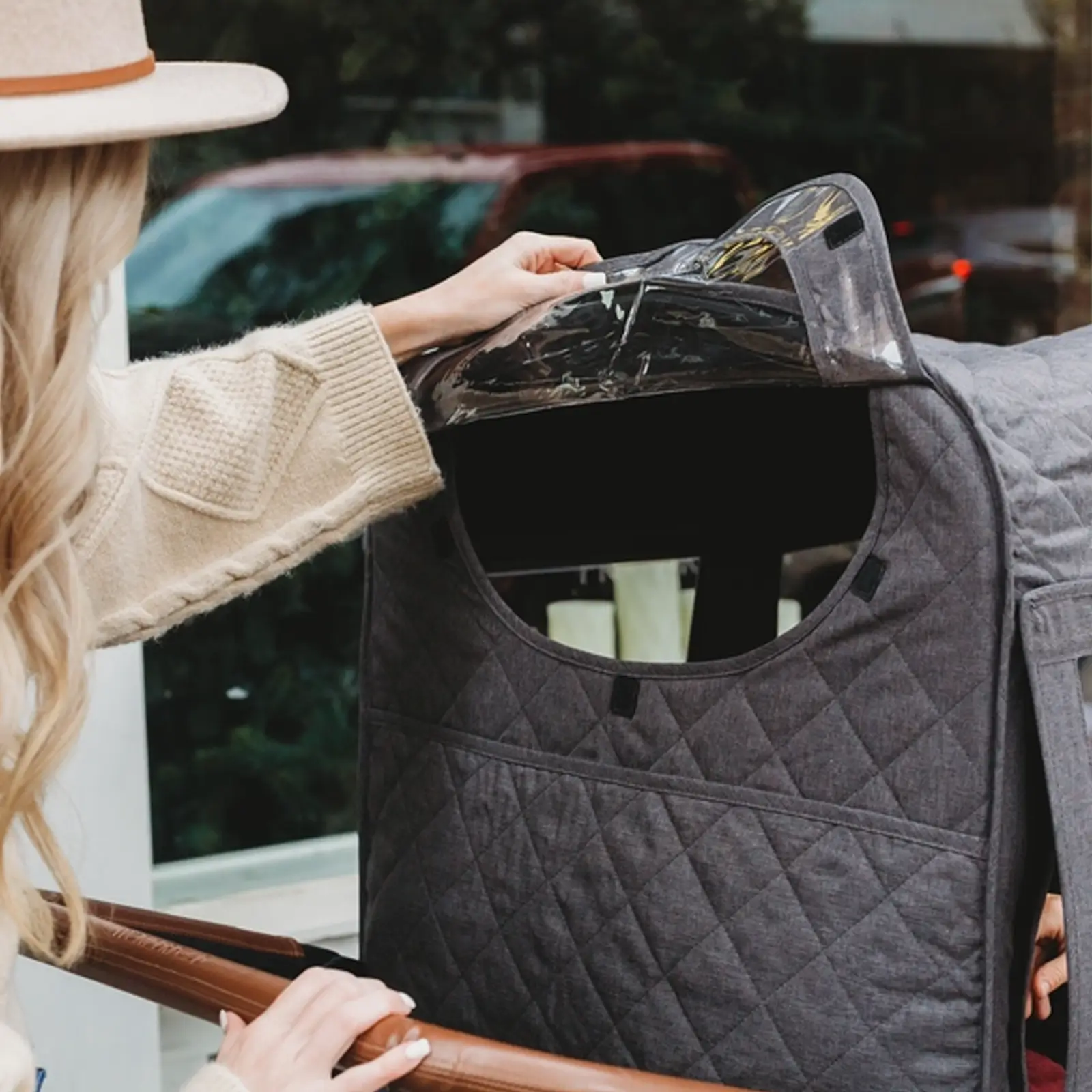 Öffnen der transparenten Klappe des „Wonderfold Cold Weather Shield“ für W2 2.0.