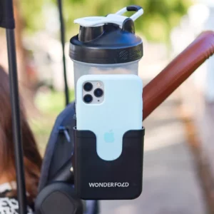 Der Wonderfold 2-in-1 Getränkehalter und Telefonhalter bietet Platz für ein Smartphone und eine Shaker-Flasche.