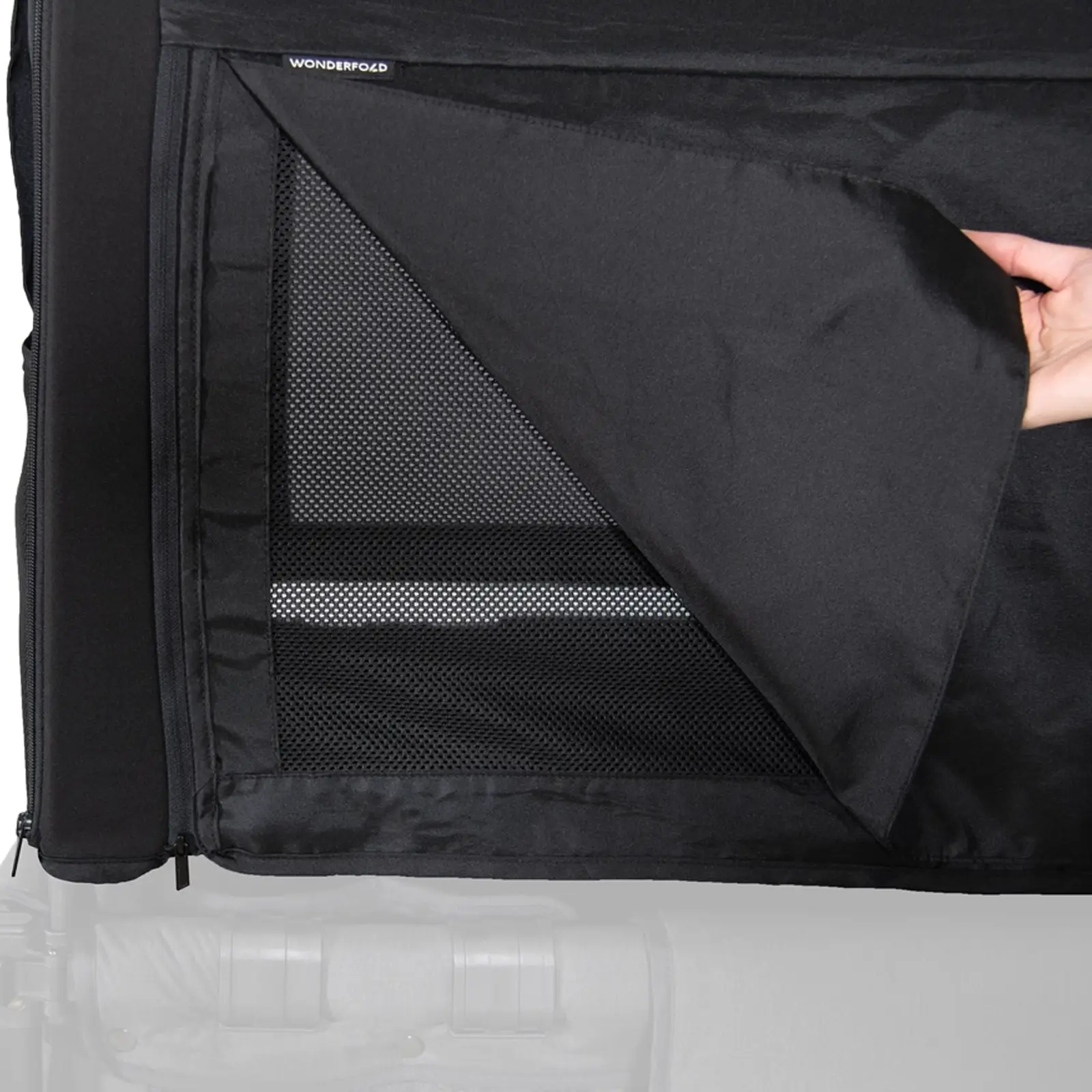 Eine Person hebt eine Klappe am Wonderfold W2 Elite Luxe Flex Verdeck an, um das darunter liegende Netzpanel freizugeben.