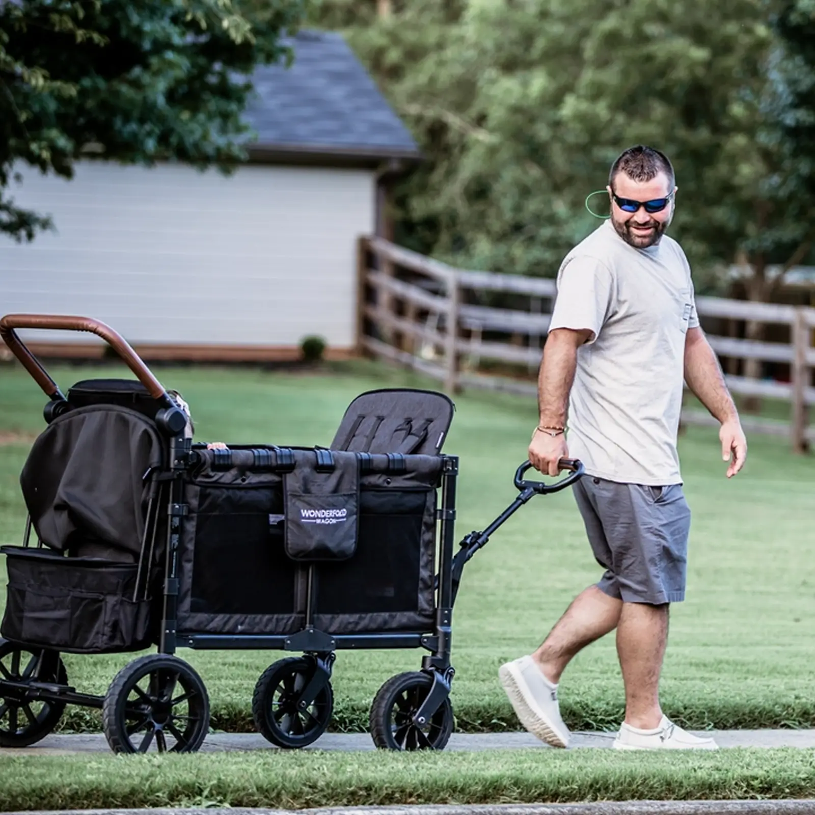 Eine Person manövriert den Wonderfold Ziehgriff W-Serie mühelos.