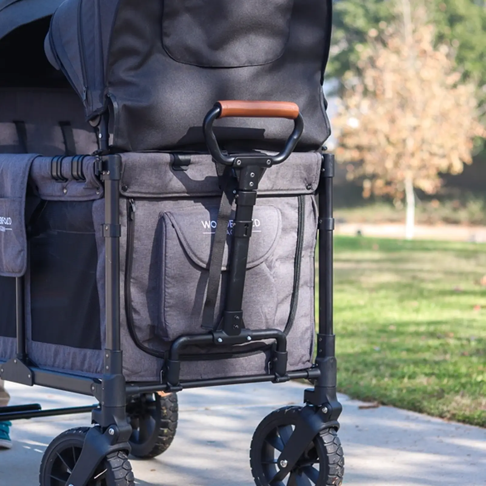 Ein Wonderfold Ziehgriff W-Serie (kompatibel mit allen Kinderwagen der W-Serie) in Dunkelgrau