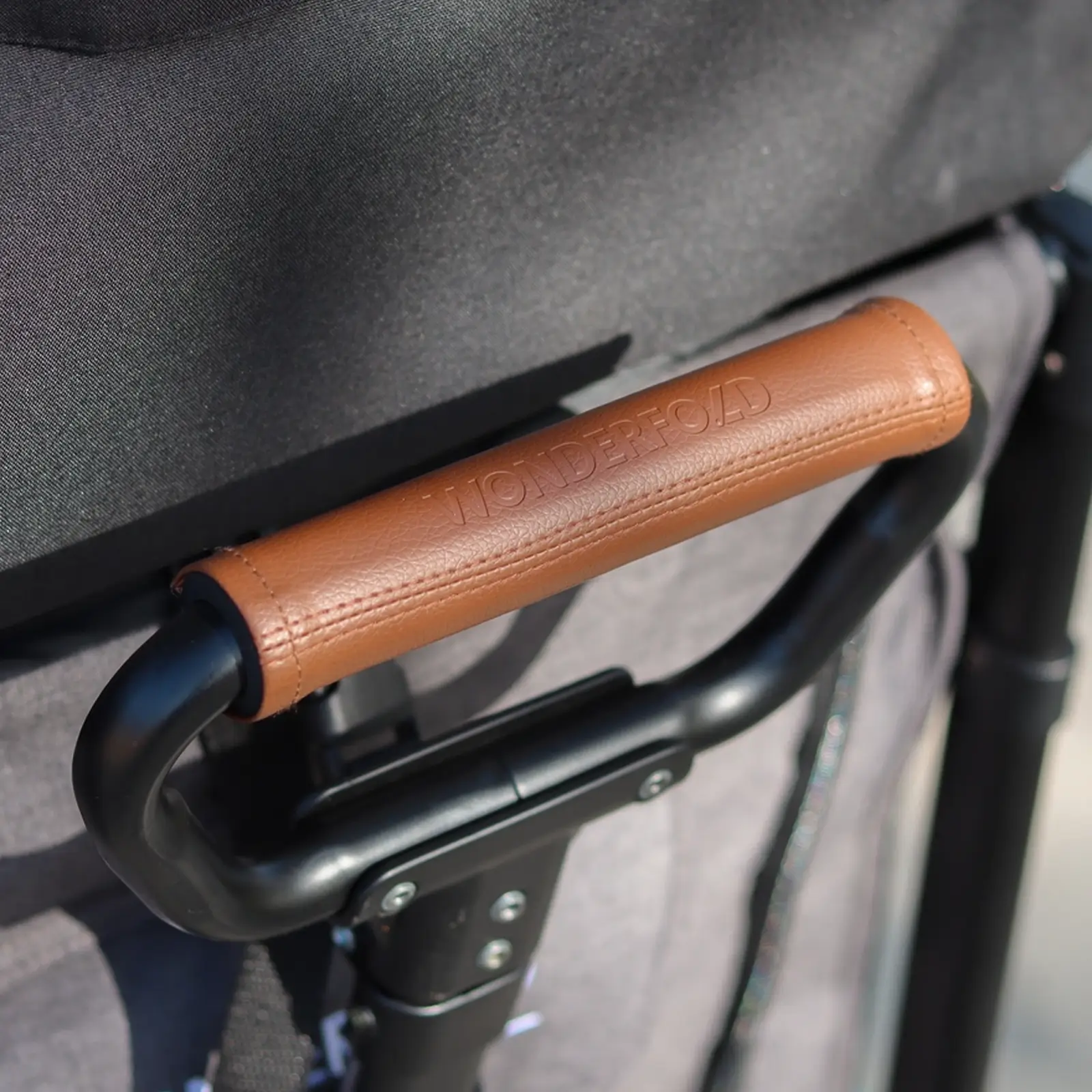 Nahaufnahme eines Wonderfold Ziehgriffs der W-Serie mit geprägtem Griff aus braunem Leder